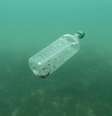 Garrafa de plástico polui o Mar Adriático, na Europa.  Foto: Antonio Bronic / Reuters