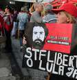 Apoiador do ex-presidente do Brasil, Luiz Inácio Lula da Silva, é visto do lado de fora da sede da Polícia Federal, onde Lula cumpre pena de prisão, em Curitiba, Brasil, em 25 de junho de 2019   Foto: Rodolfo Buhrer / Reuters