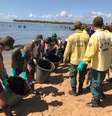 Militares da Marinha e agentes do Ibama trabalham para retirar óleo da foz do rio Jaboatão, em Pernambuco  Foto: Marinha / BBC News Brasil