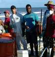 Pescadores se mobilizaram para retirar aproximadamente 80 kg de óleo do mar  Foto: SOS Mar Mangue Canes / BBC News Brasil