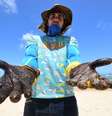  Os trabalhos de remoção de óleo continuam nas praias de Itapuama e Xáreu no Cabo de Santo Agostinho litoral de Pernambucano  Foto: VEETMANO PREM/ FotoArena / Estadão Conteúdo
