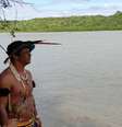 "Tiraram nossa liberdade", comenta o cacique Carai Iperu (dir.) sobre o receio de pescar no rio Piraquê-Açu  Foto: DW / Deutsche Welle