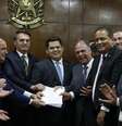 O presidente da República, Jair Bolsonaro, entrega ao presidente do Senado, Davi Alcolumbre (DEM-AP), a primeira parte de novo pacote de reformas, no Congresso Nacional, em Brasília, nesta terça-feira, 5 de novembro de 2019  Foto: DIDA SAMPAIO / Estadão