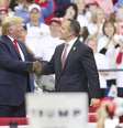 Trump com o ex-governador de Kentucky, Matt Bevin, em comício em Lexington  Foto: EPA / Ansa