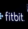 Logotipo da Fitbit mostrado numa tela na Bolsa de Valores de Nova York. 28/10/2019. REUTERS/Brendan McDermid  Foto: Reuters