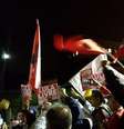 Manifestantes pró-Lula comemoram em frente à Superintendência da Polícia Federal em Curitiba  Foto: Felipe Souza/BBC News Brasil / BBC News Brasil