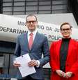 Advogados Cristiano Zanin e Valeska T. Martins, que defendem o ex-presidente Luiz Inácio Lula da Silva, em frente ao prédio da PF em Curitiba
08/11/2019
REUTERS/Rodolfo Buhrer  Foto: Reuters