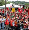 Militantes aguardam saída do ex-presidente Luiz Inácio Lula da Silva da prisão
08/11/2019
REUTERS/Rodolfo Buhrer  Foto: Reuters