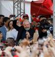 Ex-presidente Luiz Inácio Lula da Silva discursa após deixar prisão em Curitiba
08/11/2019
REUTERS/Rodolfo Buhrer  Foto: Reuters