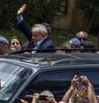 Lula no local do velório do neto, em março deste ano, em uma das duas vezes em que deixou a carceragem da PF em Curitiba durante seu período na prisão  Foto: AFP/Getty Images / BBC News Brasil