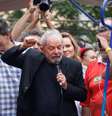 Lula discursa um dia após sair da prisão.  Foto: Nacho Doce / Reuters