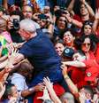 Lula é carregado por militantes em frente ao Sindicato do Metalúrgicos, em São Bernardo do Campo.  Foto: Marcelo Gonçalves / SigmaPress / Estadão