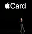 O executivo Tim Cook ao lançar o Apple Card; usuários têm dito que mulheres estão recebendo limites de crédito menores do que homens  Foto: Getty Images / BBC News Brasil