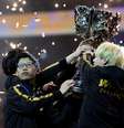 Equipe chinesa Funplus Phoenix levantam troféu após vencer mundial de League of Legends.
10/11/2019
REUTERS/Johanna Geron  Foto: Reuters