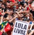 Ex-presidente Luiz Inácio Lula da Silva cercado por apoiadores em São Bernardo do Campo
09/11/2019
REUTERS/Nacho Doce  Foto: Reuters