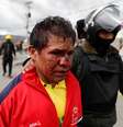 Homem é detido por policial durante choques entre simpatizantes do ex-presidente Evo Morales e militantes da oposição em La Paz
11/11/2019
REUTERS/Carlos Garcia Rawlins  Foto: Reuters