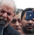 No dia seguinte à sua libertação, o ex-presidente Lula discursa diante de simpatizantes em São Bernardo do Campo  Foto: DW / Deutsche Welle