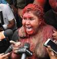 Manifestantes contra Evo cortaram o cabelo de prefeita e cobriram seu corpo com tinta vermelha; cercada pela multidão enfurecida, ela foi obrigada a caminhar descalça enquanto recebia as mais duras ofensas  Foto: EPA / BBC News Brasil