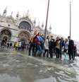 Turistas posam para foto na alagada Praça San Marco  Foto: ANSA / Ansa - Brasil