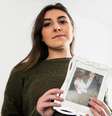 Tasnim Lowe fez um documentário com a BBC Three sobre o que aconteceu com sua família  Foto: BBC Three/ Familia Lowe / BBC News Brasil
