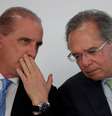 Ministros Onyx Lorenzoni e Paulo Guedes conversam durante cerimônia no Palácio do Planalto, em março
25/03/2019
REUTERS/Ueslei Marcelino  Foto: Reuters