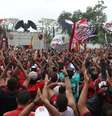 Festa de torcedores em frente à sede do Flamengo durante saída do elenco para Lima  Foto: Ricardo Moraes / Reuters