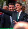 Bolsonaro (d) acompanhado do filho e senador Flávio, durante convenção do Aliança pelo Brasil, partido que tenta fundar  Foto: FEPESIL / THENEWS2/ESTADÃO CONTEÚDO