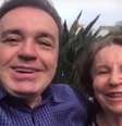 Dona Maria do Céu ao lado de Gugu: os laços de afeto ficaram ainda mais fortes após a morte do pai do apresentador  Foto: Youtube / Reprodução