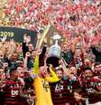 Jogadores levantam a Taça Libertadores da América  Foto: Henry Romero / Reuters
