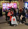 Consumidores carregam sacolas de compras na abertura da Black Friday em Nova York, EUA
28/11/2019
REUTERS/Andrew Kelly  Foto: Reuters