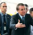 Bolsonaro cumprimenta apoiadores na frente do Palácio da Alvorada.  Foto: Antonio Cruz/ Agência Brasil / Estadão