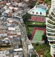 Casas de Paraisópolis e prédio de luxo no Morumbi: separados por um muro, com estatísticas bem diferentes  Foto: Tuca Vieira / BBC News Brasil