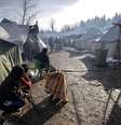 O inverno faz com que seja perigoso dormir em barracas, como fazem os migrantes no campo de Vucjak  Foto: Reuters / BBC News Brasil