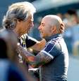 Jorge Jesus e Sampaoli se cumprimentam antes da vitória santista.  Foto: Maurício de Souza / Diário do Litoral / Estadão