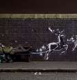 Homem deitado em banco ao lado de grafite de Banksy em Birmingham
09/12/2019
@banksy/Instagram via REUTERS  Foto: Reuters