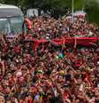 Imagem do embarque da delegação para Lima, para a final da Libertadores  Foto: FCesar/O Fotografico / Gazeta Press