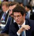 Ricardo Salles, ministro brasileiro do Meio Ambiente (direita), conversa com Shinjiro Koizumi, que tem o mesmo cargo no Japão.  Foto: Nacho Doce / Reuters