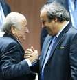 Blatter e Platini (à esquerda) se cumprimentam durante evento da Fifa em 2015, em Zurique
29/05/2015
REUTERS/Arnd Wiegmann  Foto: Reuters