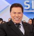 Silvio Santos reagiu com ironia após ser acusado de racismo com participante do seu programa. O apresentador entregou prêmio a uma candidata após o auditório escolher outra como a melhor  Foto: Divulgação, SBT / PurePeople