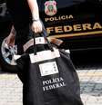 Agente da PF com malote apreendido durante operação em São Paulo
04/07/2019
REUTERS/Nacho Doce  Foto: Reuters