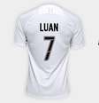 As lojas oficiais do Corinthians já iniciaram as vendas tanto em suas franquias físicas quanto pela internet. Luan sequer foi apresentado ainda e a numeração também não havia sido confirmada antes das camisas ficarem à disposição dos interessados em compra-las. Ainda não se sabe qual será o novo número de Sornoza.  Foto: Gazeta Esportiva