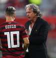 Diego conversa com Jesus durante a semifinal.  Foto: Ibraheem Al Omari / Reuters