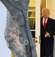 Trump aparece em porta do Salão Oval, na Casa Branca; ele se tornou o terceiro presidente na história americana a sofrer um processo de impeachment  Foto: EPA/MICHAEL REYNOLDS / BBC News Brasil