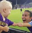 Encontro da zagueira do Orlando Pride com garoto viralizou nas redes sociais.  Foto: Instagram / @tiddbit_outta_hand / Estadão