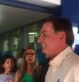 O presidente Bolsonaro faz aposta em lotérica localizada no bairro Cruzeiro, em Brasília   Foto: Reprodução / Estadão Conteúdo