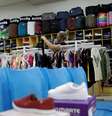 Mulher escolhe produtos em loja. 12/9/2018. REUTERS/Ricardo Moraes   Foto: Reuters