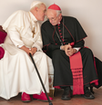 Anthony Hopkins interpreta papa Bento 16 e Jonathan Pryce, Jorge Bergoglio, hoje papa Francisco  Foto: Peter Mountain / BBC News Brasil