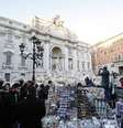 Comércio ambulante na Fontana di Trevi, no centro de Roma  Foto: ANSA / Ansa - Brasil