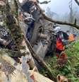 Equipes de resgate vasculham destroços de helicópeto que fez pouso forçado em área de montanha perto de Taipé
02/01/2020
Corpo de Bombeiros de Yilan/Divulgação via REUTERS  Foto: Reuters