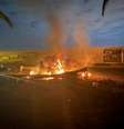 Destroços em chamas em rodovia perto do aeroporto internacional de Bagdá
03/01/2020
Departamento de Mídia da Segurança do Iraque via REUTERS  Foto: Reuters